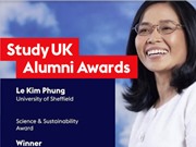 PGS.TS Lê Kim Phụng nhận giải thưởng cựu sinh viên Vương quốc Anh tại Việt Nam